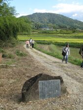 三輪山と歌碑